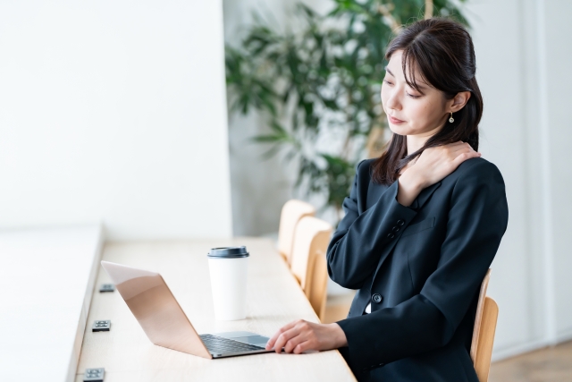 肩こりに悩んでいる女性